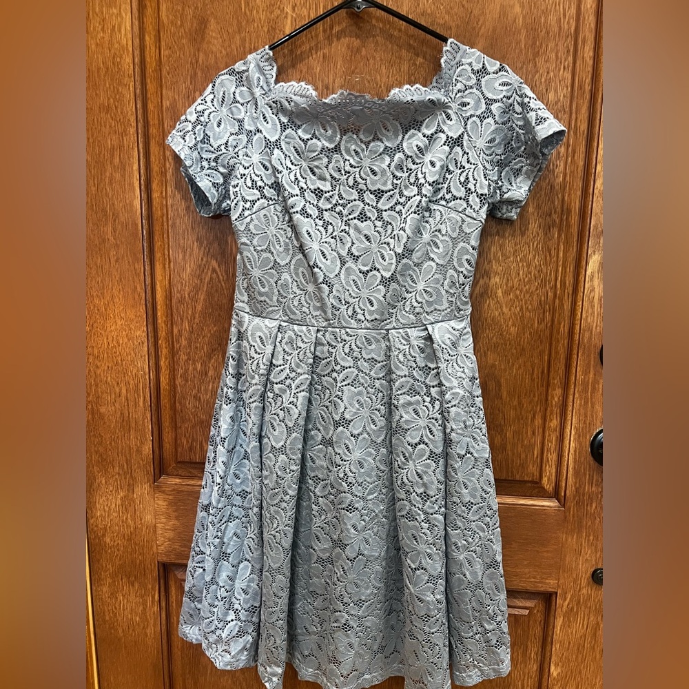 Chic Floral Lace Midi Dress in Gray